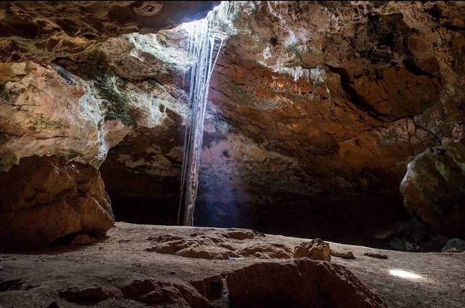 Admira las entradas de luz a la gruta
