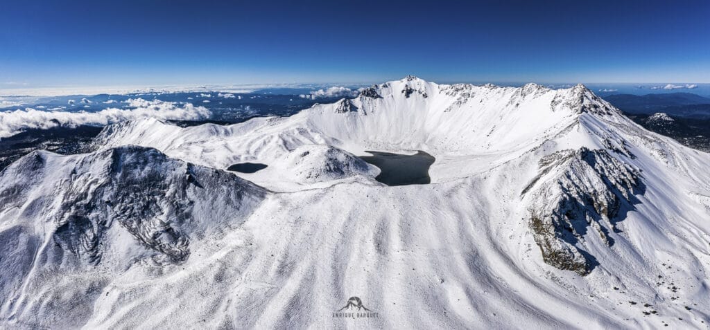Imagen área del Nevado de Toluca completamente blanco. Foto: Enrique Barquet/ Antes Twitter