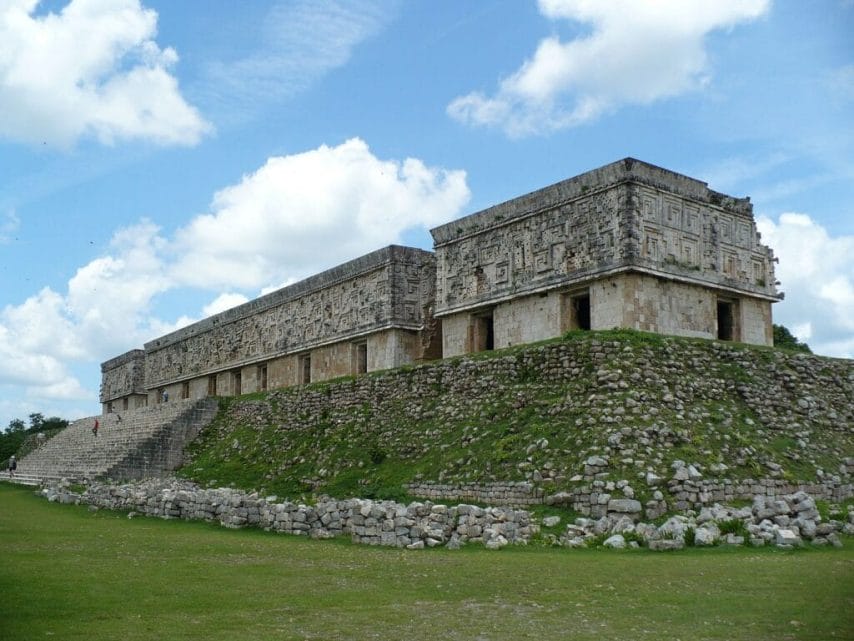 el Palacio del Gobernador es una estructura de base rectangular que se encuentra en la zona arqueológica de Uxmal.