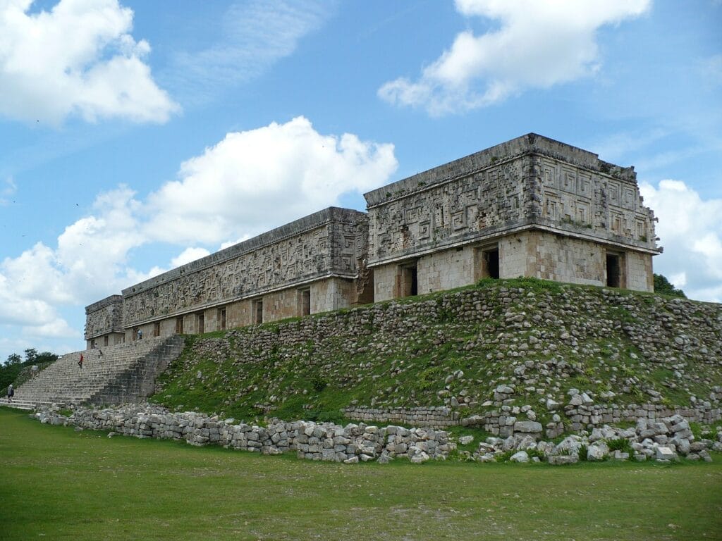 el Palacio del Gobernador es una estructura de base rectangular que se encuentra en la zona arqueológica de Uxmal.