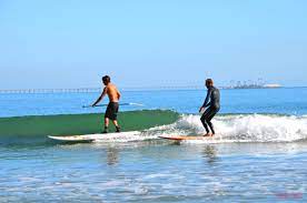 Surfistas en las playas de Baja California