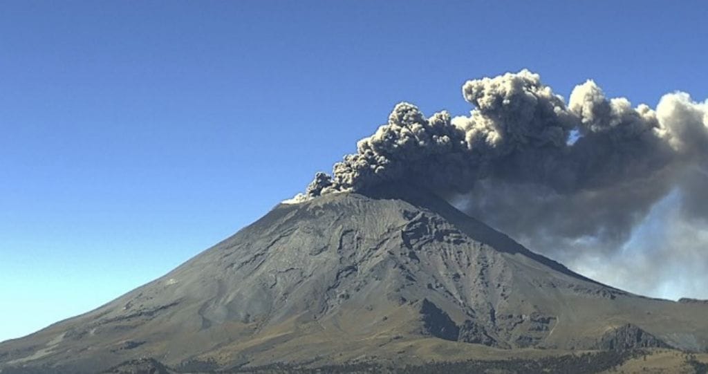 Conoce los riesgos de la caída de ceniza volcánica al volar, en aeropuertos y aviones