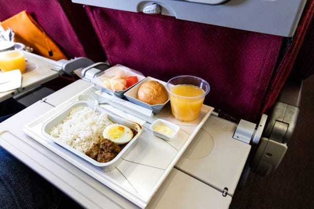 Conoce cuáles alimentos que no debes comer antes de un vuelo