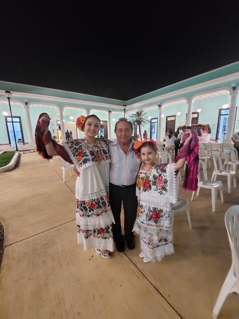 Sofi y Diana con su abuelito
