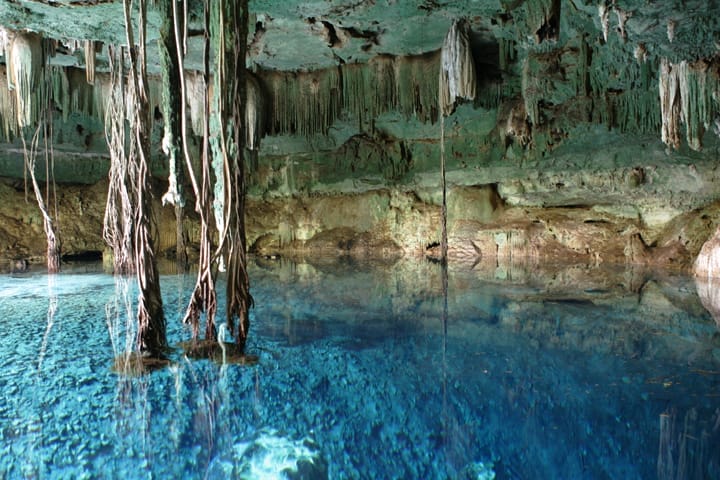 El cenote Kankirixche, es de tipo caverna atrapa con sus aguas cristalinas y cuenta con baños y regaderas.