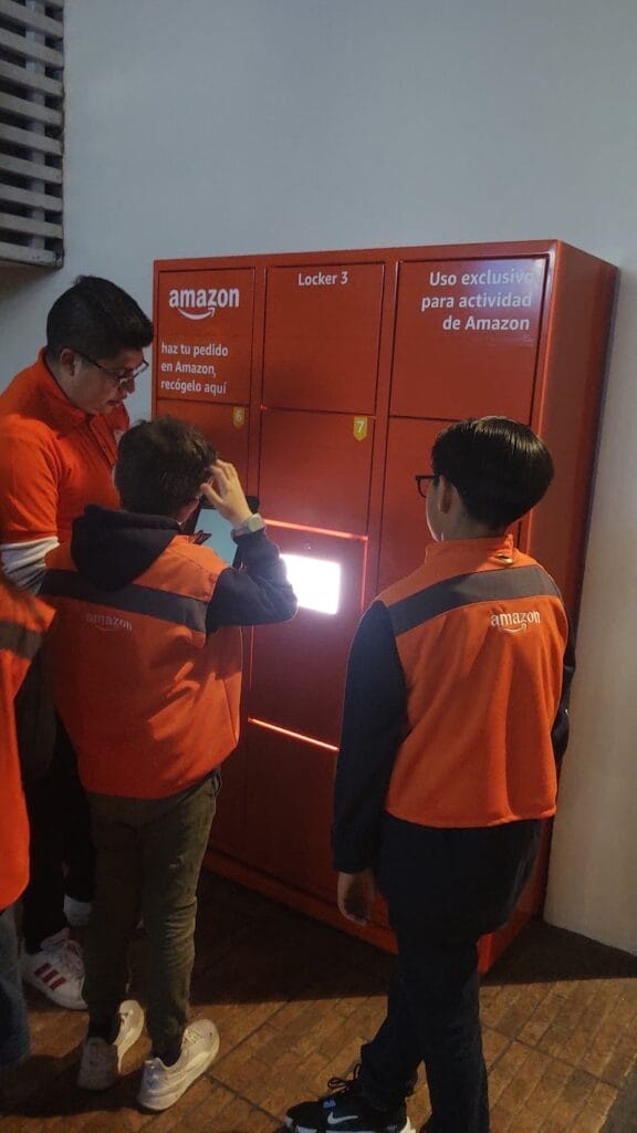 Otro punto de entrega que se ejemplifica en el parque, son los Amazon Lockers