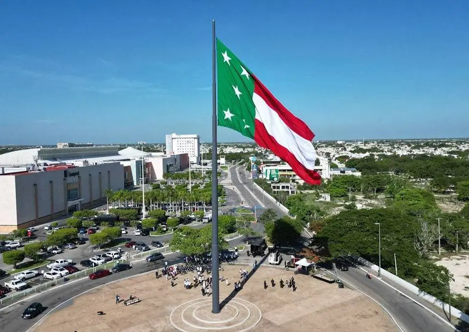 Los registros de la historia indican que la bandera de Yucatán fue izada oficialmente por única vez el 16 de marzo de 1841 en el edificio del Ayuntamiento de Mérida