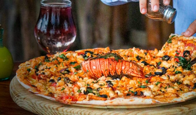 La pizza de langosta es uno de los manjares que debes probar en tu visita a Holbox