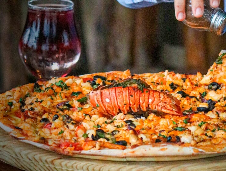 La pizza de langosta es uno de los manjares que debes probar en tu visita a Holbox