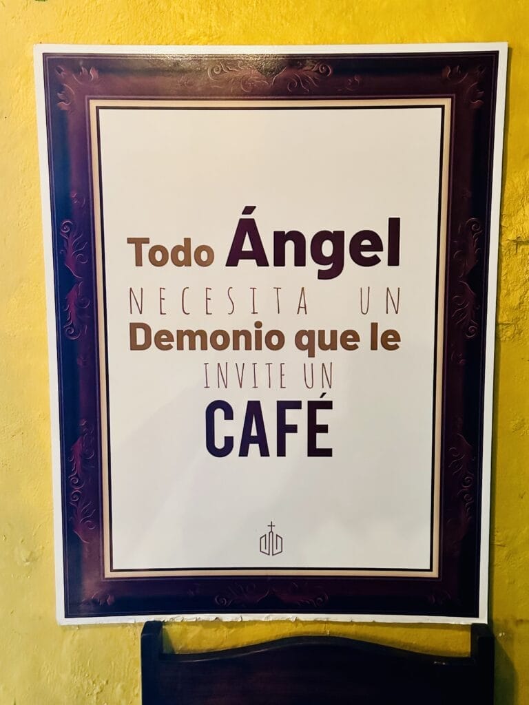 Café, ángeles y demonios