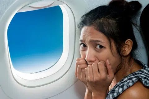 Evita los asientos de la ventanilla para evitar ponerte más nervioso durante el tiempo que dura tu vuelo