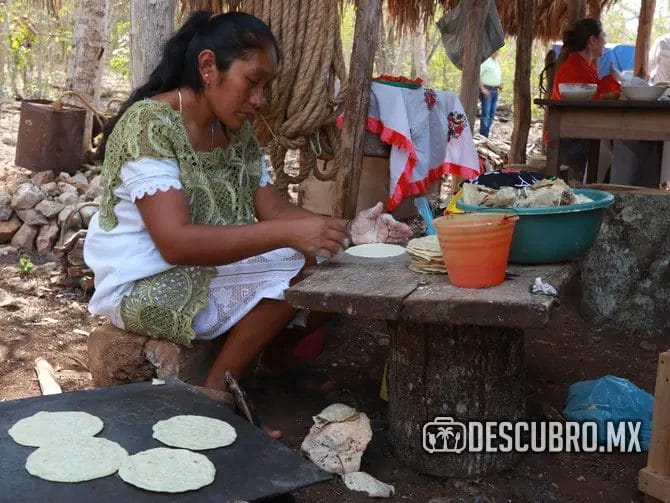 En San Marcelino puedes hacer un recorrido de senderismo, de un kilómetro aproximadamente, para conocer parte de la historia de la cultura maya
