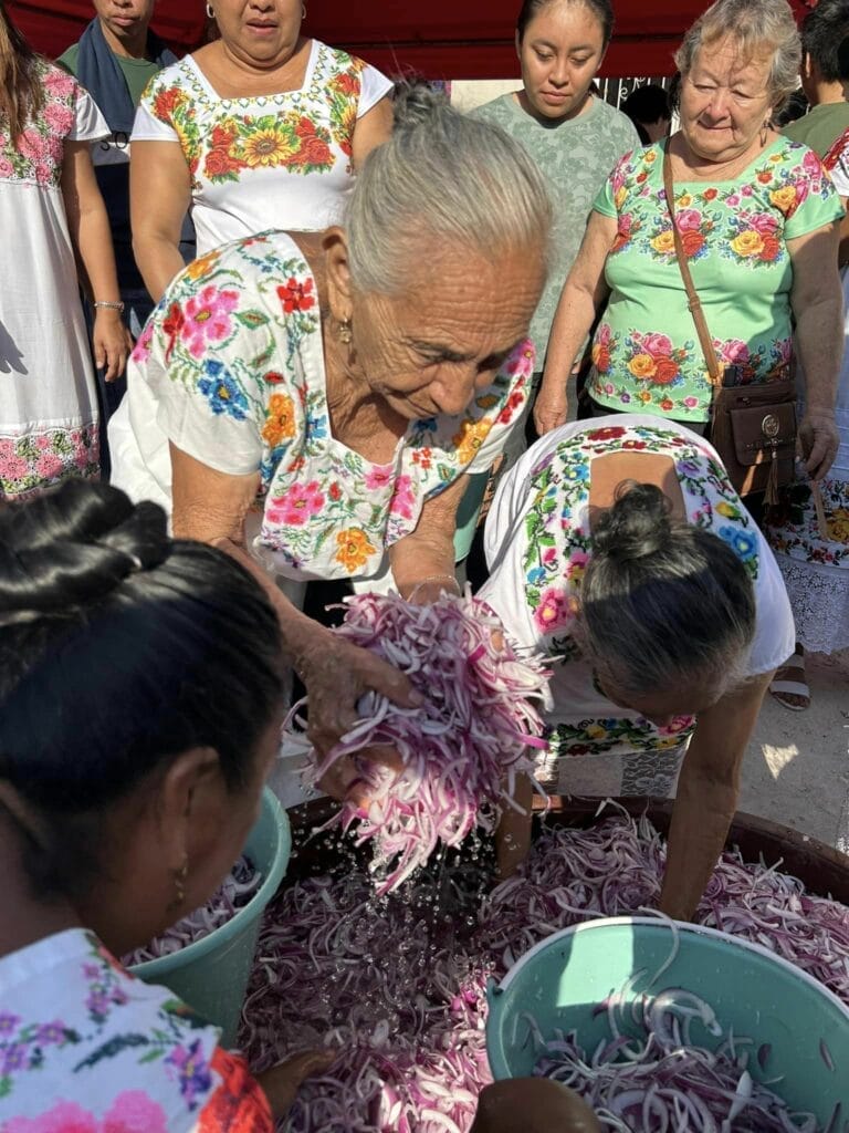 Esta tradición es considerada como una de las más bonitas del estado, ya que las lágrimas derramadas al partir la cebolla se ofrecen con la intención de “lavar” las culpas 