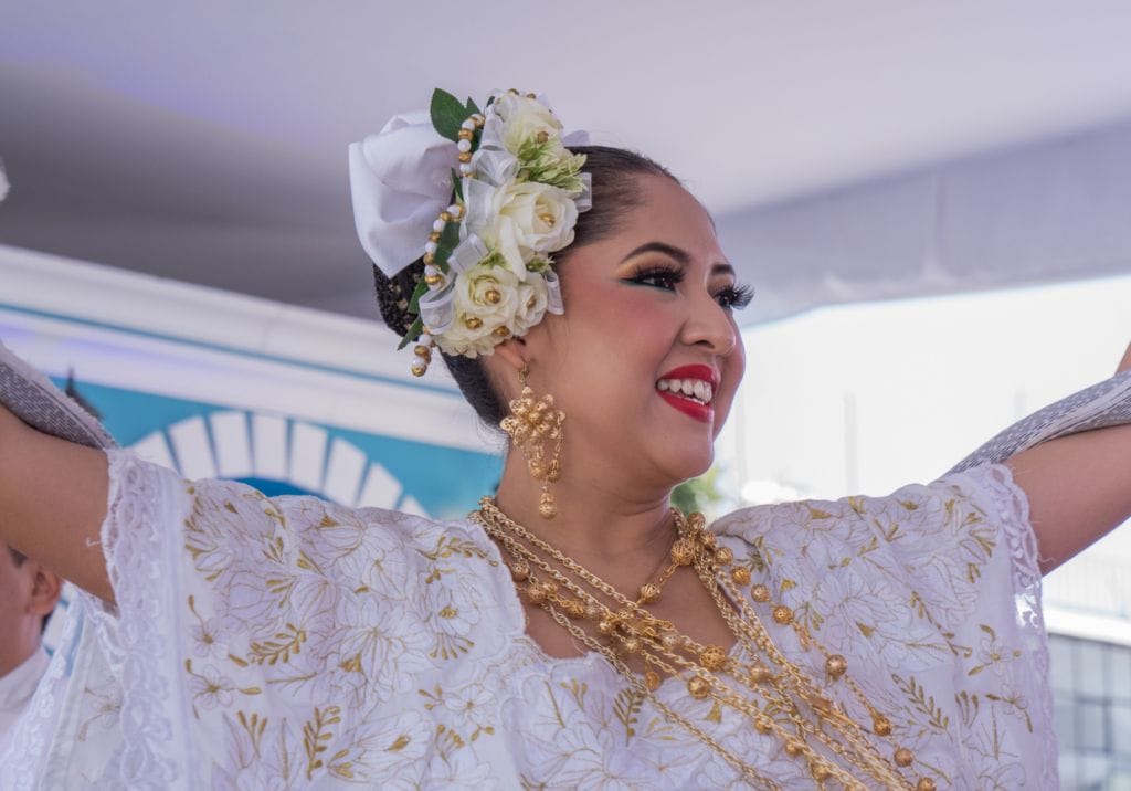 Los ternos son regularmente coloridos, aunque existen piezas en blanco completo, utilizadas para ceremonias especiales