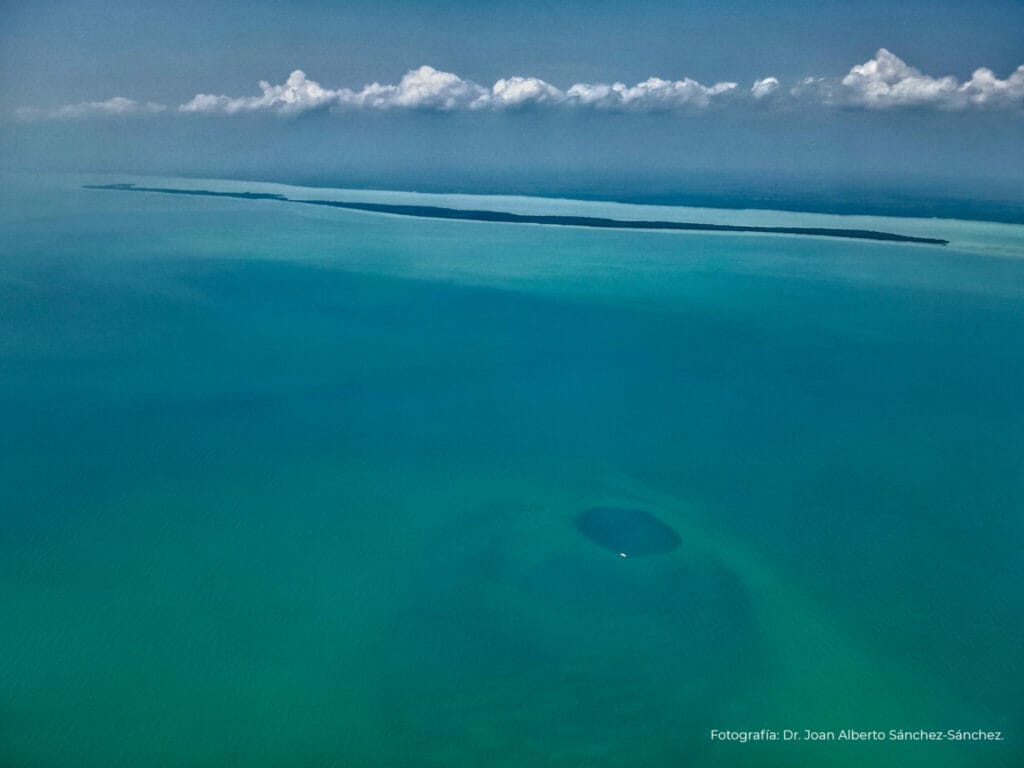 El agujero azul de Taam ja' localizado en la bahía de Chetumal, es el más profundo del mundo