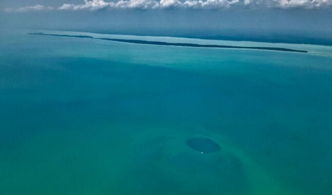El agujero azul de Taam ja' localizado en la bahía de Chetumal, es el más profundo del mundo