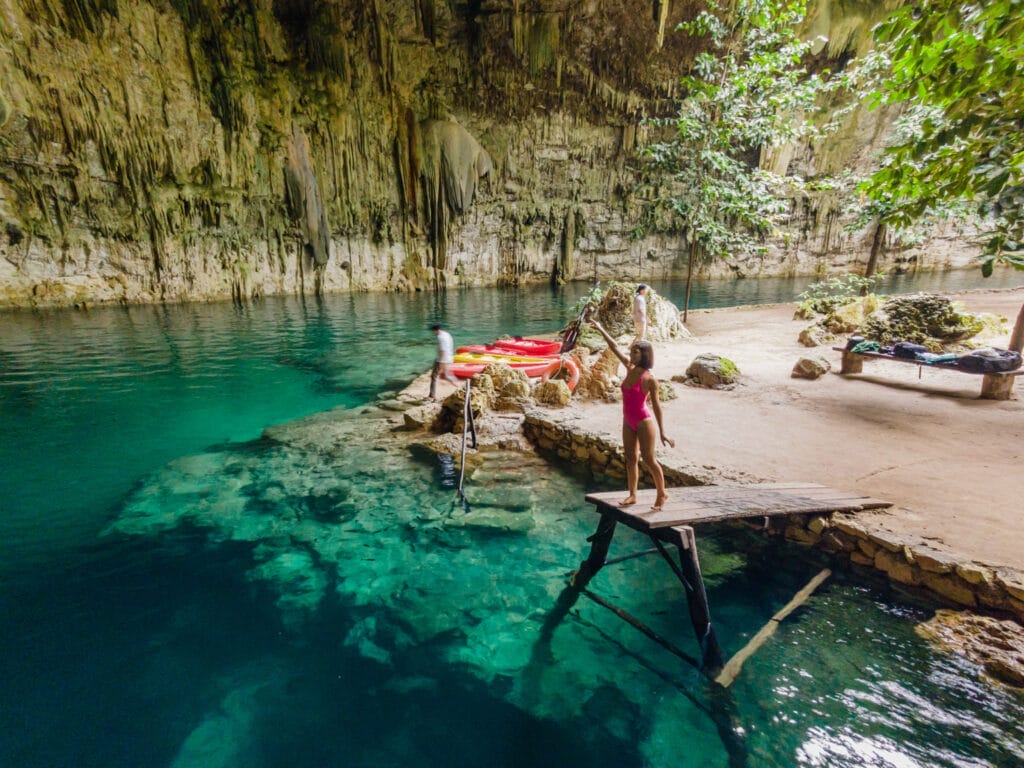 El Cenote Sac Aua es más que un destino turístico; es un refugio de paz y belleza natural,