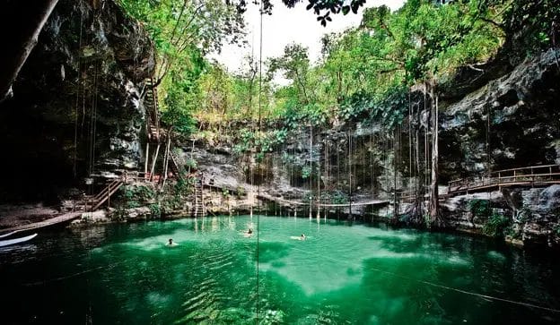 Después de visitar el sitio arqueológico, puedes ir al cenote Xcanché, está a unos 2 km de distancia