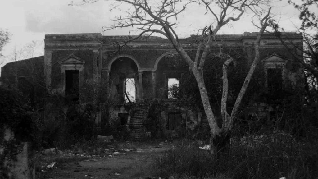 La Hacienda de San Pedro Cholul es una hacienda henequenera que en su época tuvo su auge de riqueza y abundancia en la misma, pero que también se ha visto llena de sucesos paranormales y asesinatos.