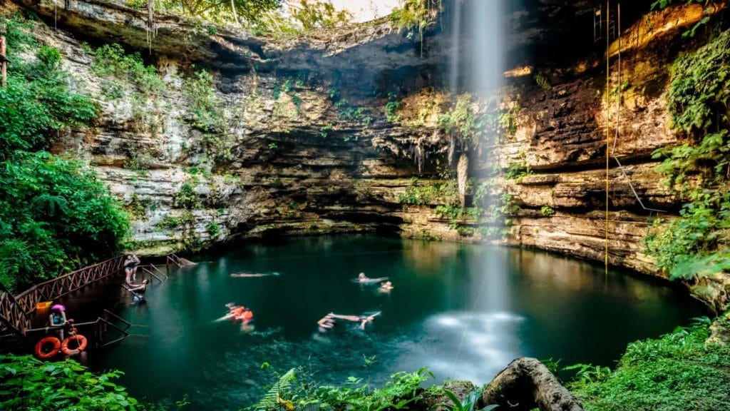 El Cenote Saamal, joya escondida en el corazón de Yucatán, es una experiencia inolvidable para sus visitantes