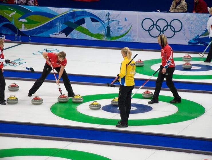 Por qué, en el curling, la comunicación del equipo influye en la trayectoria de la piedra