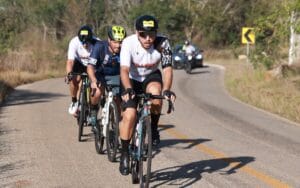 Ciclistas recorriendo la Ruta Megamedia 2025 en Muna, Yucatán