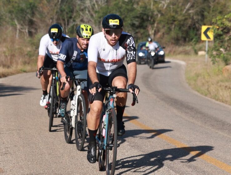 Ciclistas recorriendo la Ruta Megamedia 2025 en Muna, Yucatán