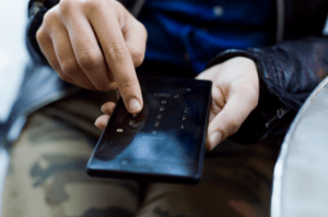 Cómo descargar apps de apuestas de forma segura: fuentes oficiales y prevención de riesgos